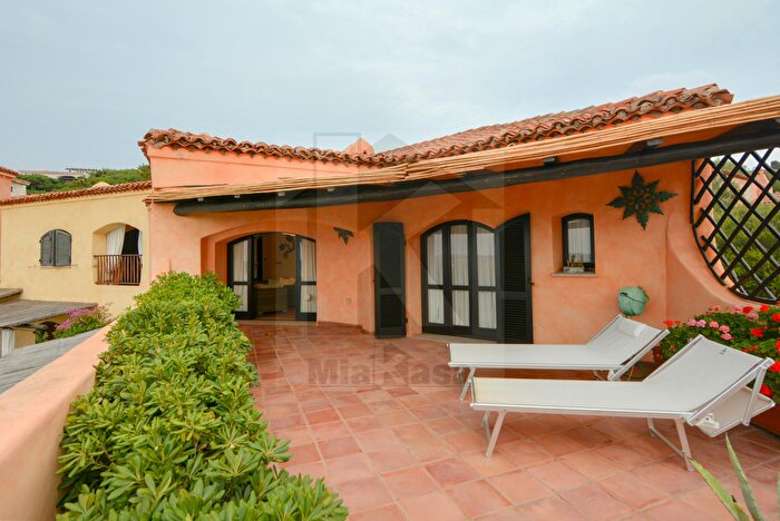 Appartamento con 6 locali in vendita in Via delle Regate, Arzachena