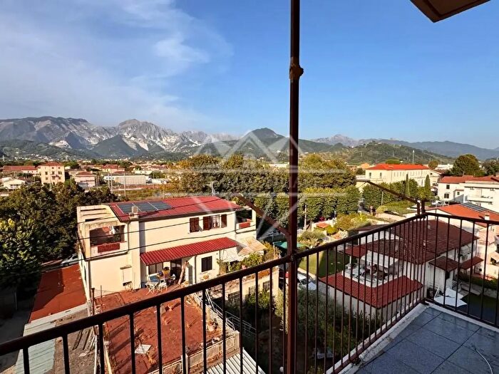 Appartamento con 6 locali in affitto in Carrara
