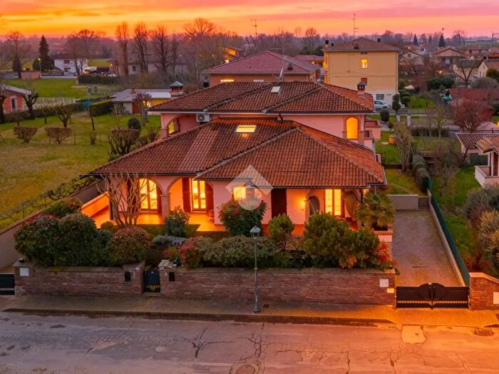 Casa con 12 locali in vendita in Via Enrico Fermi, Gattatico