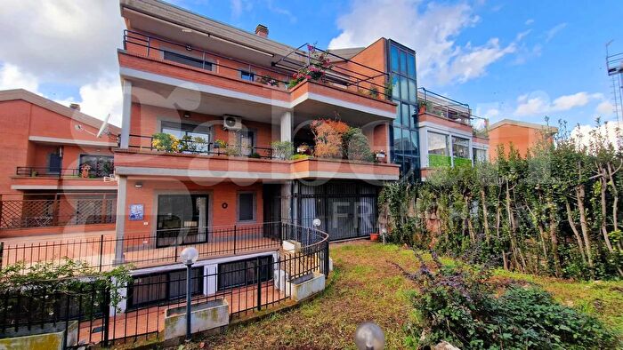 Appartamento con 8 locali in affitto in Largo dellOlgiata, Roma