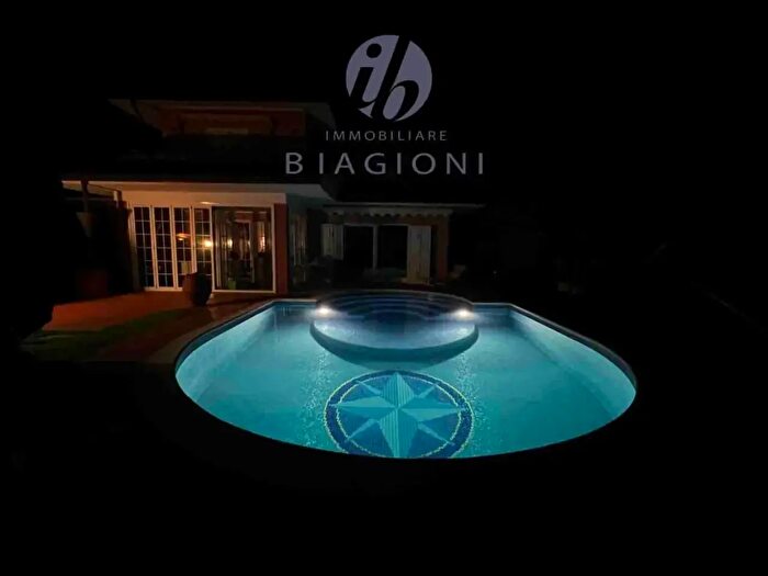 Casa con 6 locali in vendita in Pietrasanta