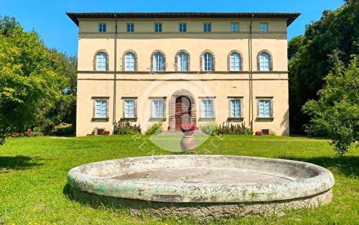 Casa con 6 locali in vendita in Lucca