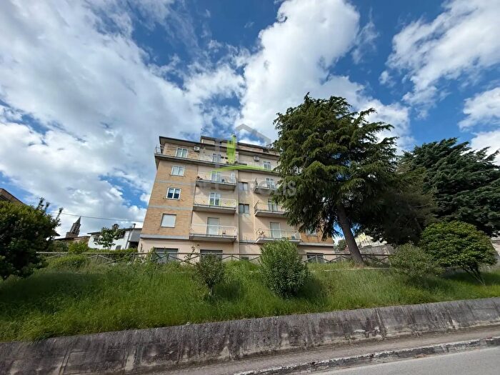 Appartamento con 6 locali in vendita in Via San Pietro, Castignano