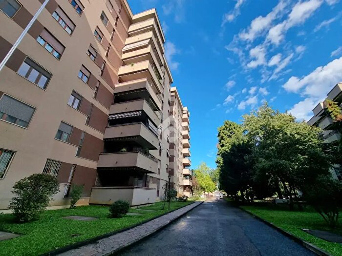Appartamento trilocale in vendita in Via Teobaldo Ciconi, Milano