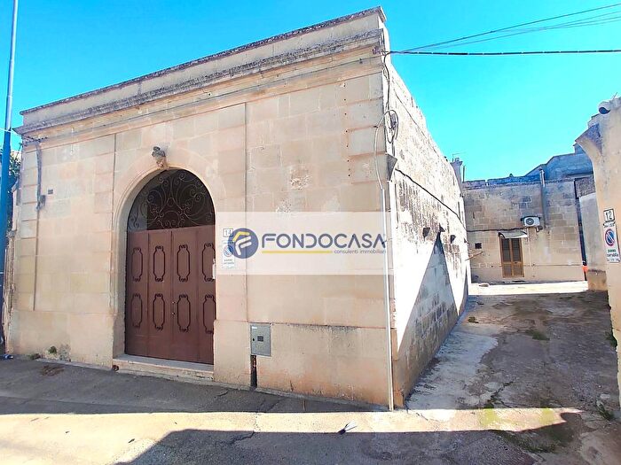 Casa con 16 locali in vendita in Zollino