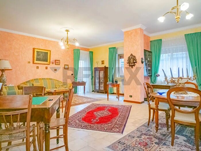 Appartamento con 13 locali in vendita in Via Vittorio Emanuele Orlando, Adrano