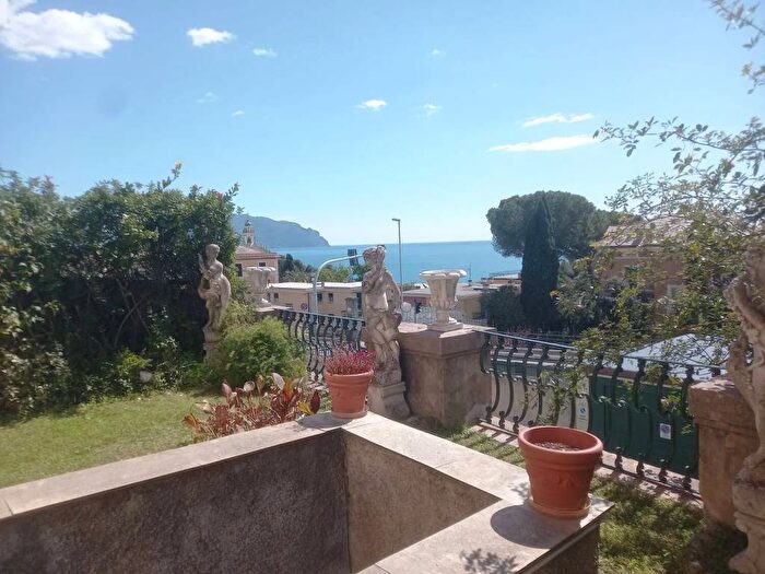 Casa con 6 locali in affitto in Via Emanuele Poltiroli, Centro, Bogliasco