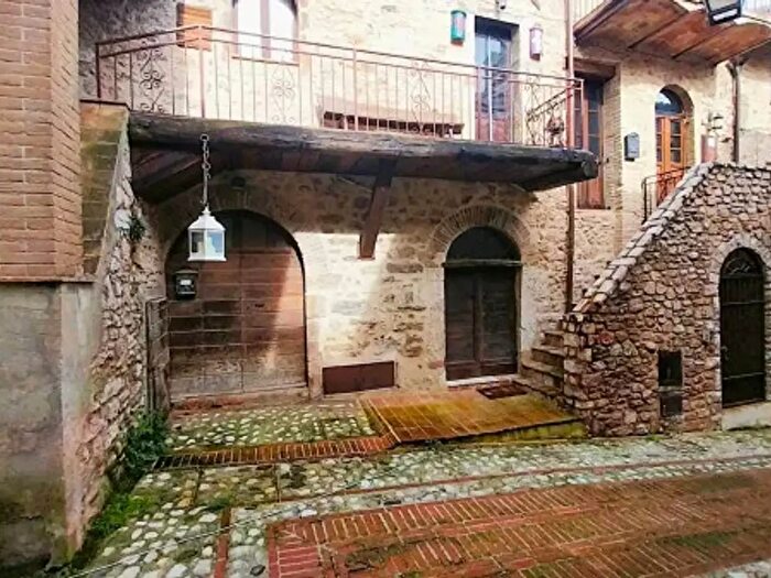 Casa con 6 locali in vendita in Frazione Montemartano, Spoleto