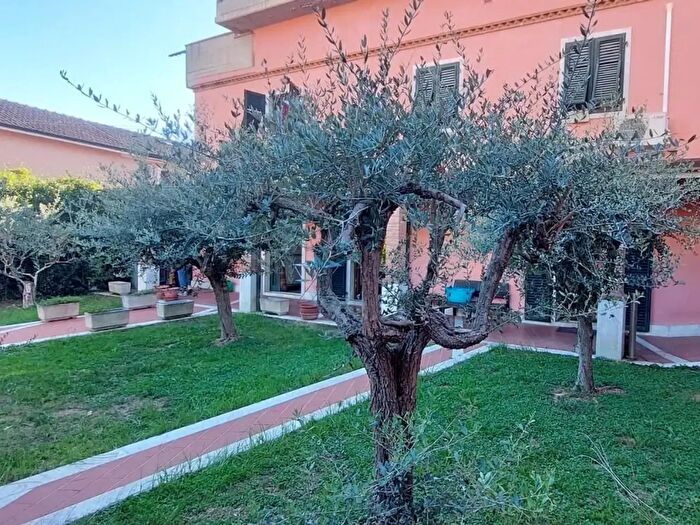 Casa con 13 locali in vendita in Carrara