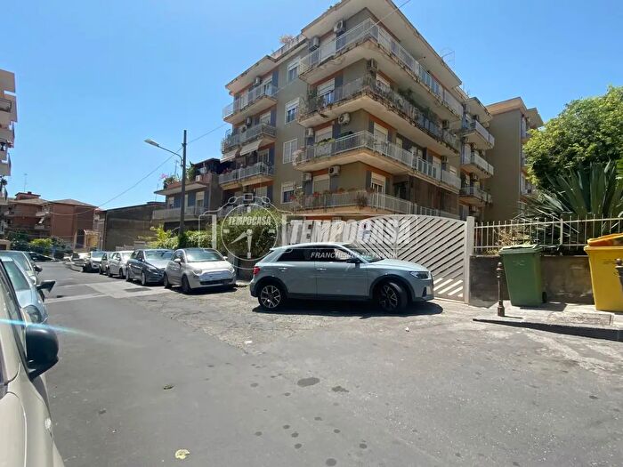 Appartamento quadrilocale in vendita in Via Adrano, Catania