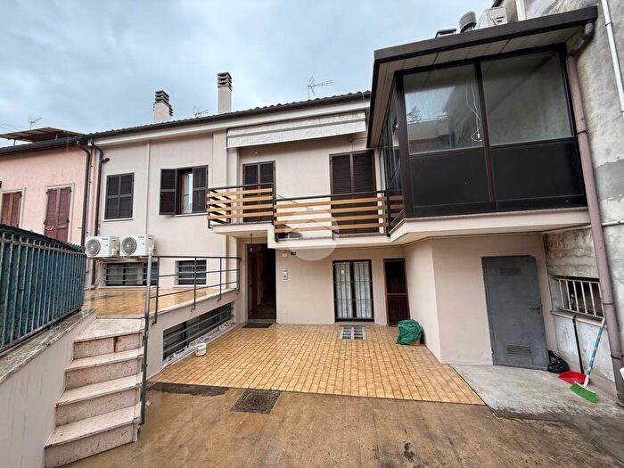 Casa quadrilocale in vendita in Piazza Pio Franchi De Cavalieri, Colli al Metauro