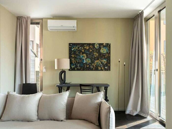 Appartamento trilocale in affitto in Via Volturno, Isola, Milano