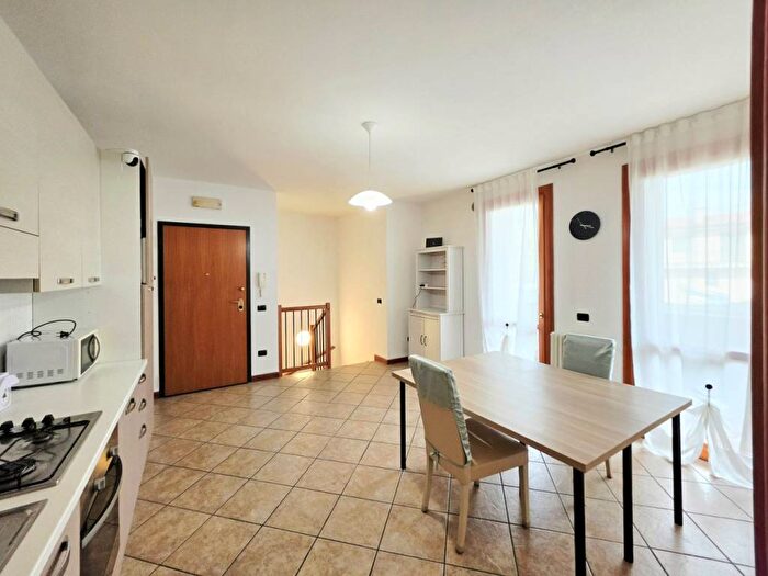 Appartamento trilocale in affitto in VIA NOVEMBRE, Centro, Solesino