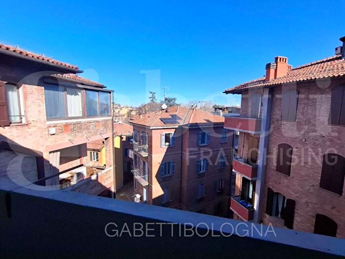 Appartamento quadrilocale in affitto in Piazza Giosuè Carducci, Santo Stefano, Bologna