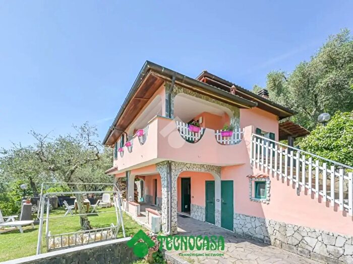 Casa quadrilocale in vendita in Via San Rocco, Follo