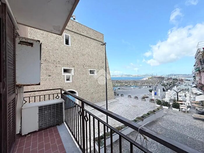 Appartamento trilocale in affitto in Via Camillo Benso Cavour, Pozzuoli