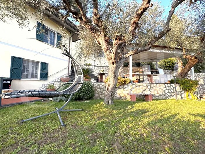 Casa con 5 locali in vendita in Carrara