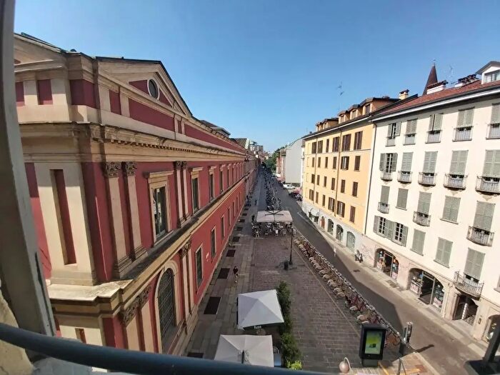 Appartamento trilocale in affitto in Via Festa del Perdono, Milano