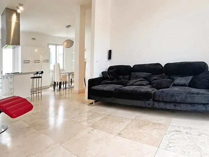 Casa con 7 locali in vendita in Via Trento, Cecina