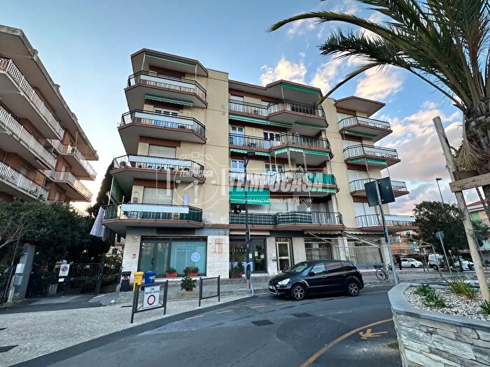 Appartamento trilocale in vendita in Via Torino, Pietra Ligure