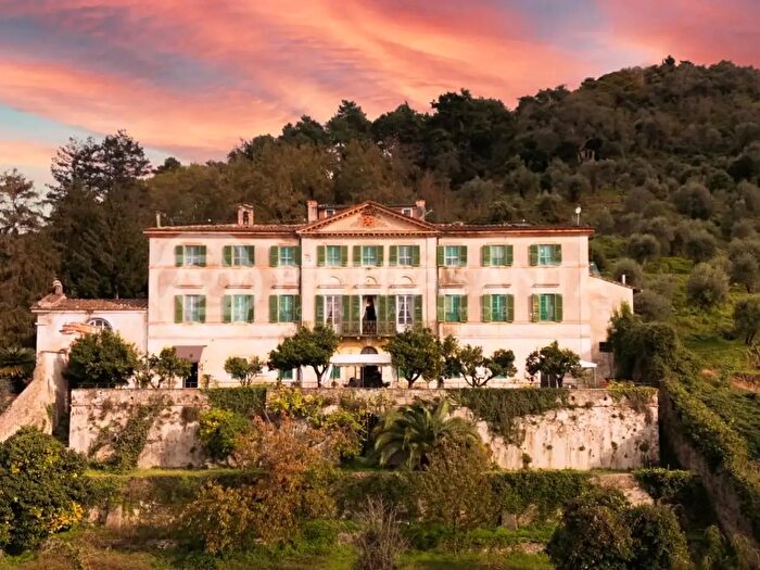 Casa con 14 locali in vendita in Camaiore