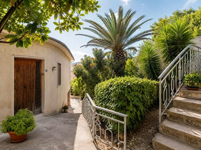 Casa con 8 locali in vendita in Salemi