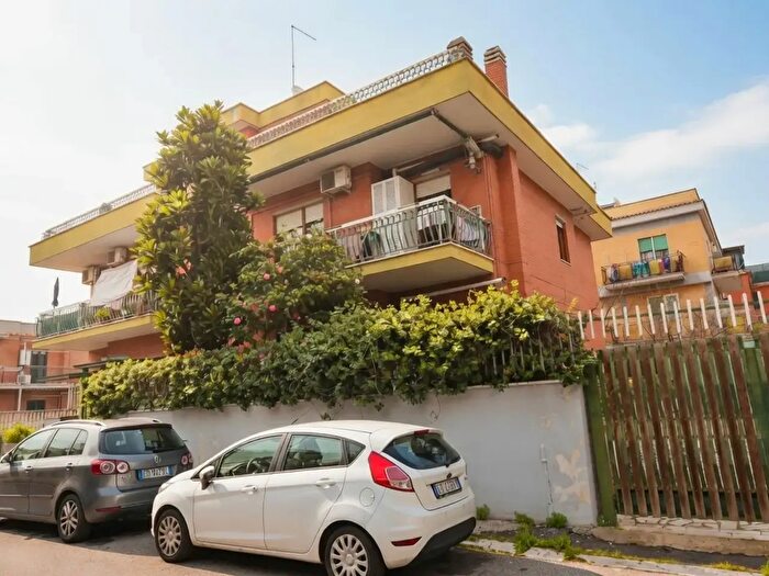 Appartamento trilocale in vendita in Via Agnello da Pisa, Roma