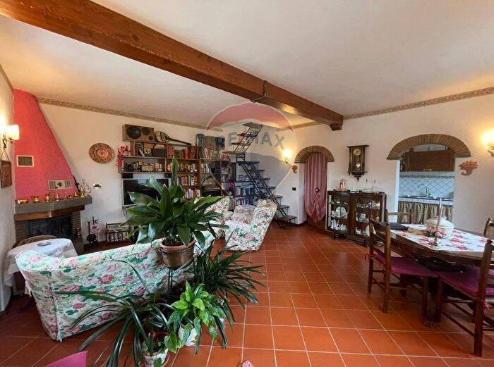 Casa con 5 locali in vendita in Bagni Di Lucca