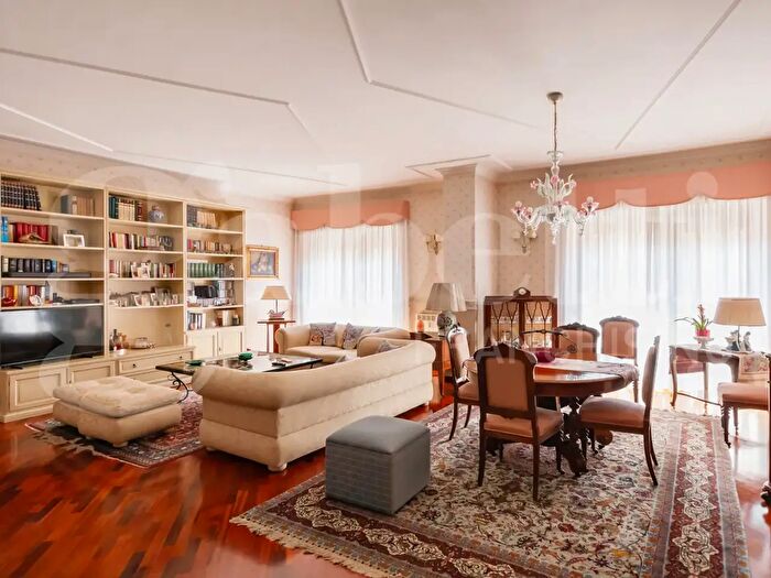 Appartamento con 5 locali in vendita in Circonvallazione Nomentana, Roma