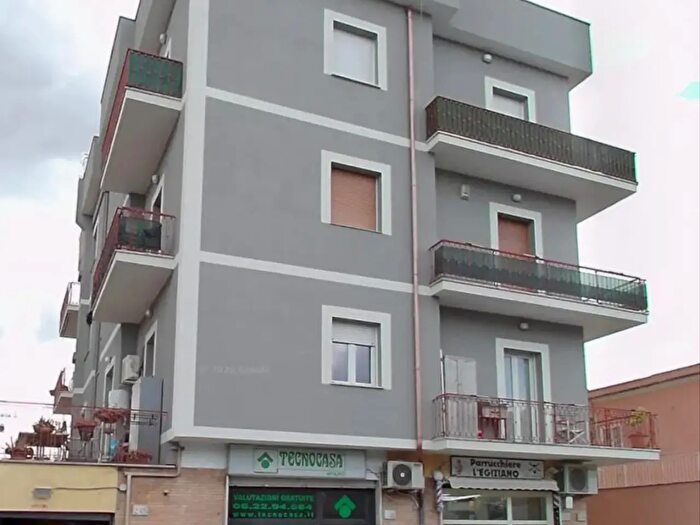Appartamento trilocale in vendita in Via della Rustica, Roma