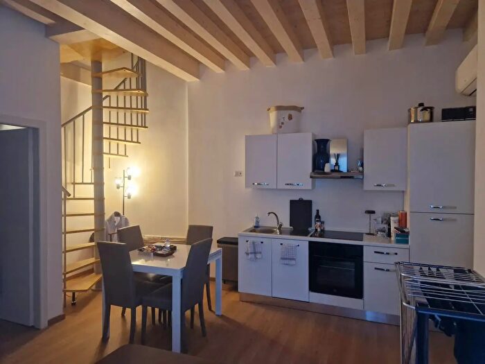 Appartamento trilocale in affitto in Via Michelangelo Buonarroti, Milano