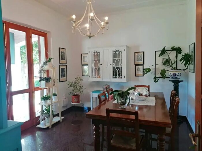 Casa con 16 locali in vendita in Carrara