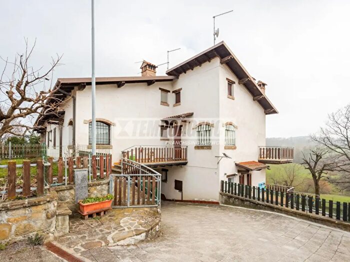 Appartamento trilocale in vendita in Via delle Primule, Serramazzoni