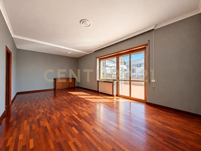 Appartamento con 10 locali in vendita in Via Casamari, Roma