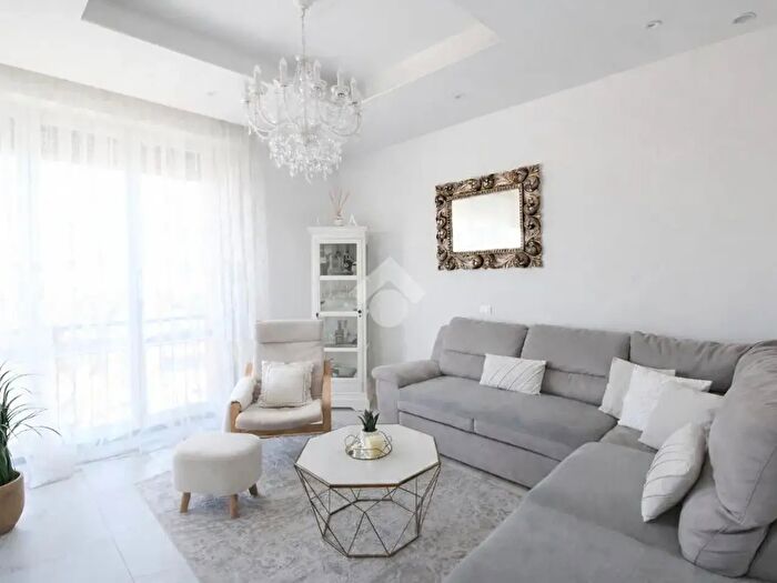 Appartamento con 5 locali in vendita in Via Giacomo Leopardi, Calcinaia