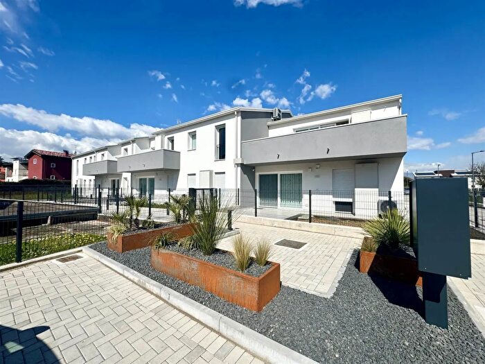 Appartamento con 7 locali in vendita in Via Silvio Pellico, Costabissara