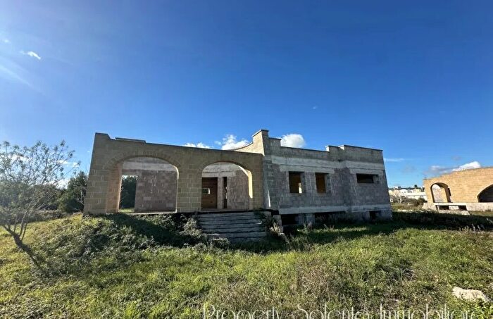 Casa con 9 locali in vendita in Via Oberdan Spongano Campagna Residenziale, Spongano