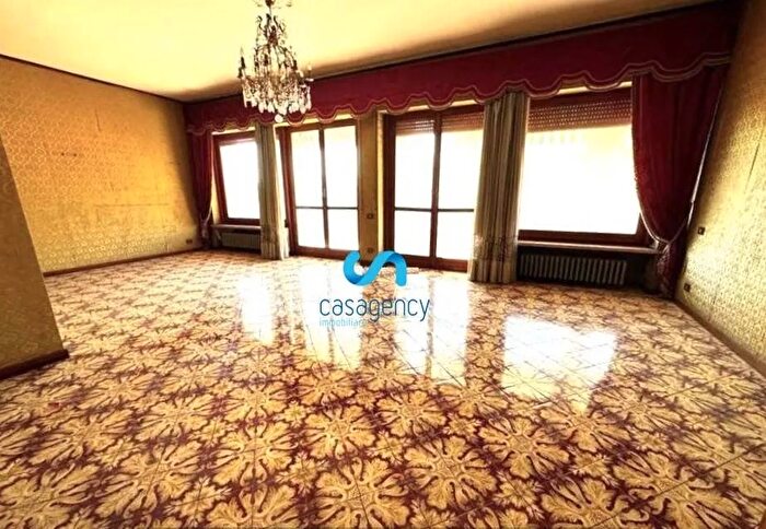 Appartamento con 6 locali in vendita in Via Roma Caserta, Caserta