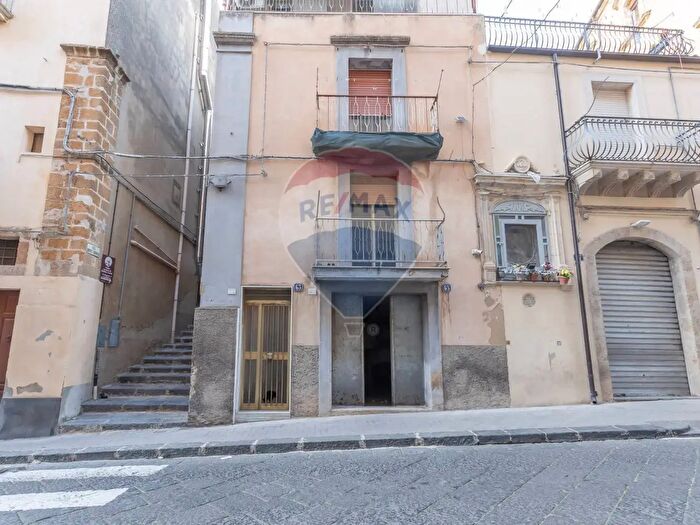 Casa con 6 locali in vendita in Via Don Luigi Sturzo, Caltagirone
