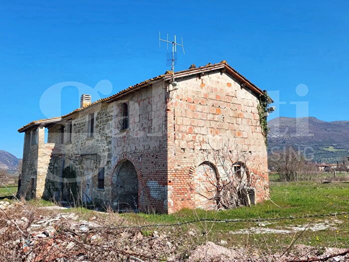 Casa trilocale in vendita in Via dei Rimbocchi, Gubbio