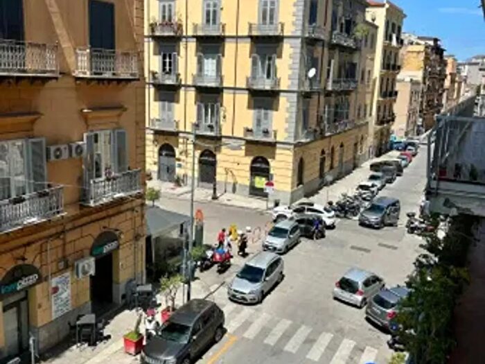 Appartamento quadrilocale in affitto in Via Emerico Amari, Palermo