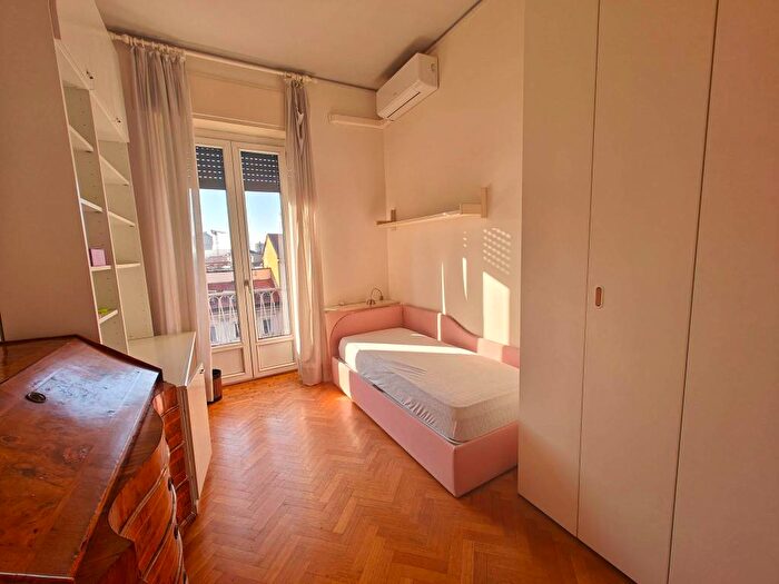 Casa quadrilocale in affitto in Viale Emilio Caldara, Porta Romana Medaglie d'Oro, Milano