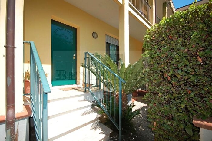 Casa con 6 locali in vendita in Via G Capponi, Pietrasanta