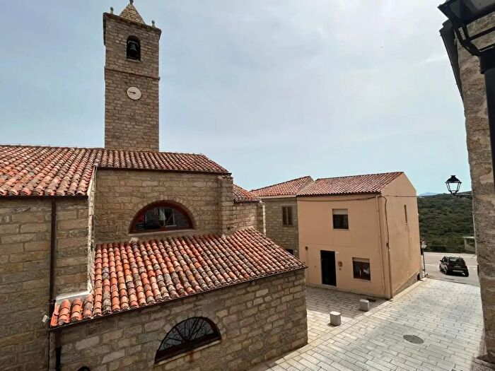 Casa con 6 locali in vendita in Luogosanto