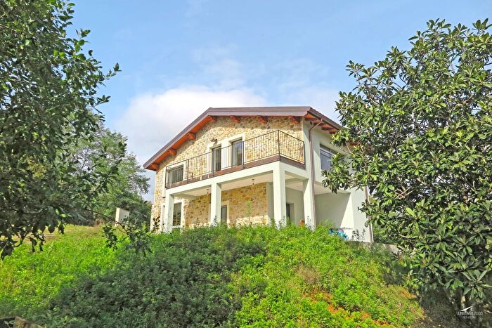 Casa con 5 locali in vendita in Bagnone