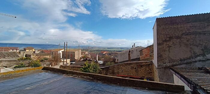 Casa con 8 locali in vendita in Via Regina Elena, Siddi