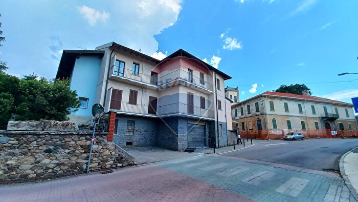 Appartamento trilocale in vendita in Via Garibaldi, Caronno Varesino