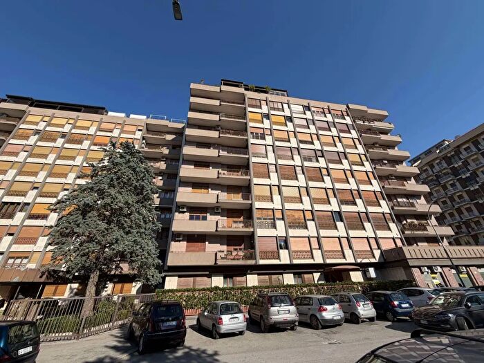 Appartamento con 8 locali in vendita in Via Giuseppe Rosati, Foggia
