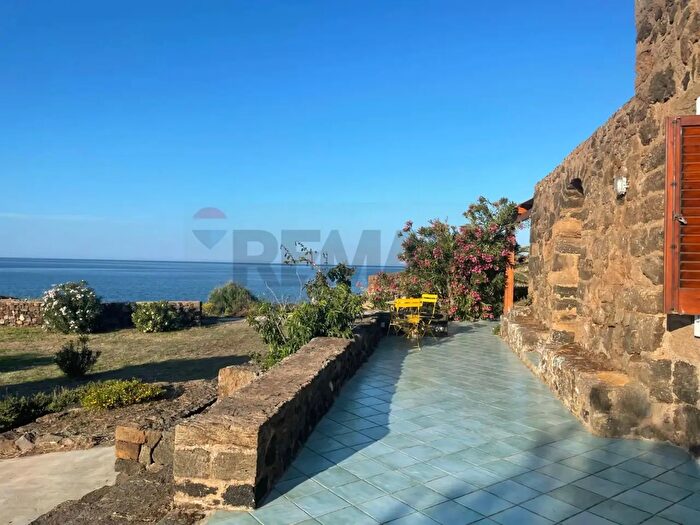 Casa trilocale in vendita in Cda Bugeber Campobello Snc, Pantelleria