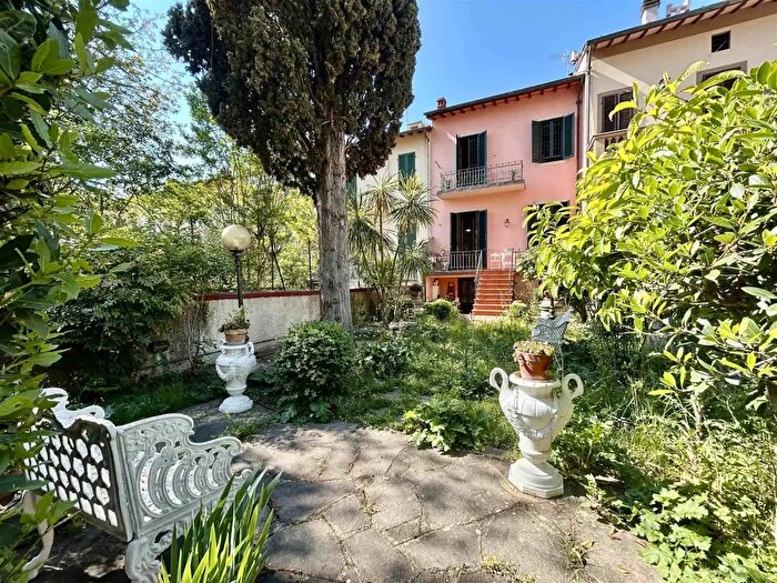 Casa con 10 locali in vendita in Firenze